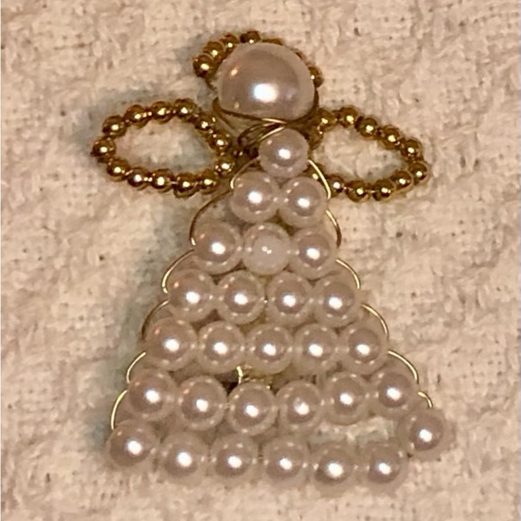Elegant Gold and Pearl Angel Brooch - Picture 1 of 2